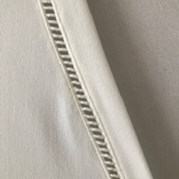 White sleeveless top, size M, Excellent condition ! - Picture 5 of 5